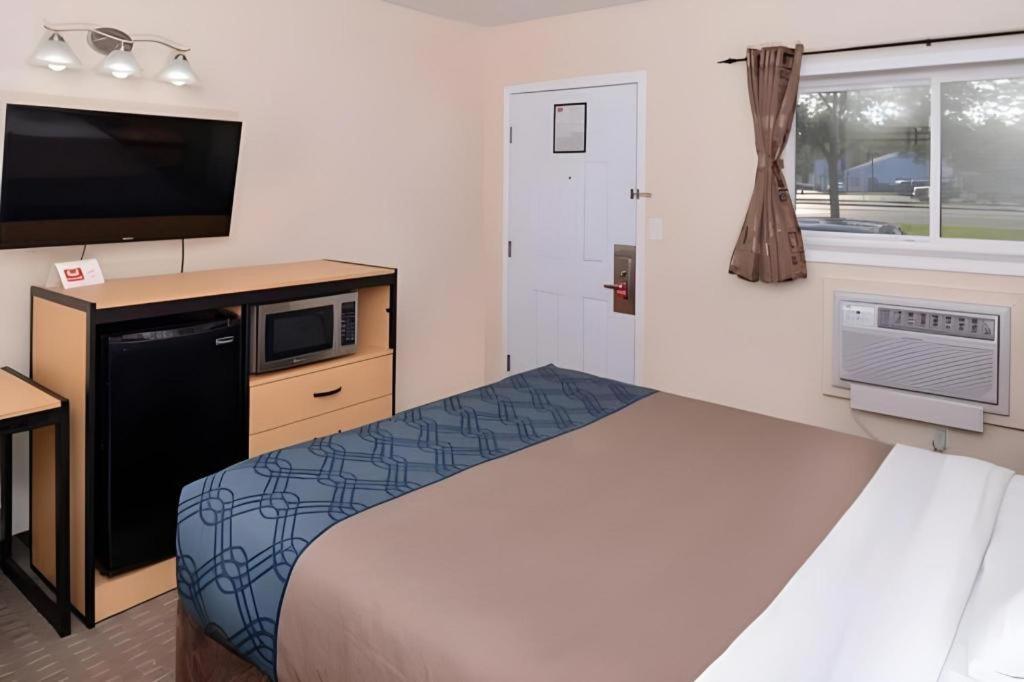 Econo Lodge Rochester I-90 & I-390 Exterior photo